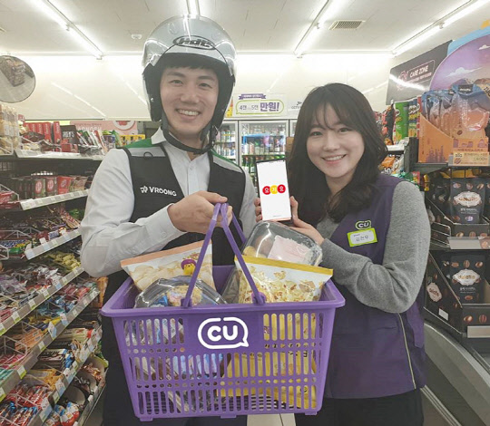 CU가 지난 달 배달앱 요기요, 메쉬코리아 부릉과 손잡고 선보인 배달서비스를 전국 1000여개 가맹점으로 확대 시행한다고 14일 밝혔다. BGF리테일 제공